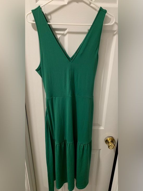 Banana Republic Dresses & Skirts - Banana Republic Emerald V-Neck Midi Dress